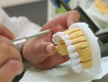 Μήνυση από τον Οδοντιατρικό Σύλλογο Αττικής σε οδοντοτεχνίτη για παράνομη άσκηση επαγγέλματος